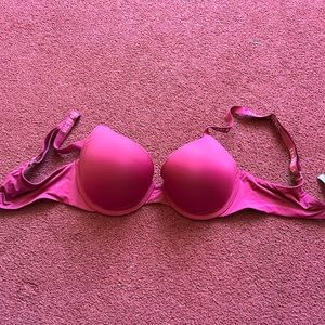 Tshirt Push Up, full coverage Victoria’s Secret bra. 34C